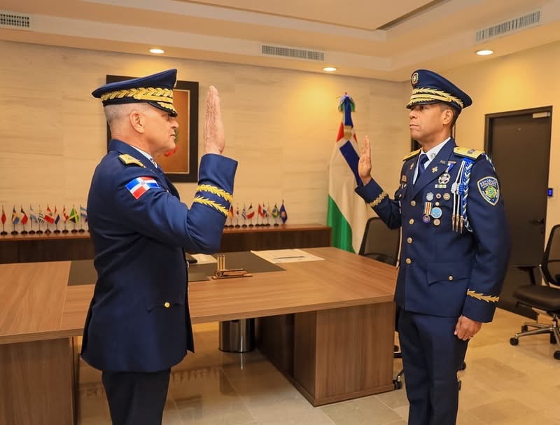 Director general de la Policía Nacional posiciona al nuevo inspector general de la institución.