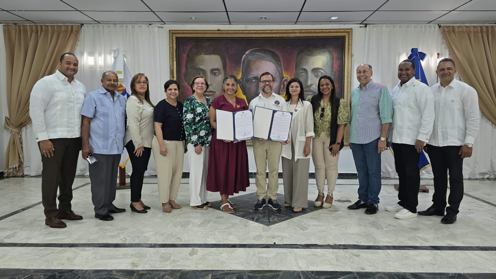 Alcaldía de Salcedo reconoce delegación encabezada por Senador del Estado de New York.