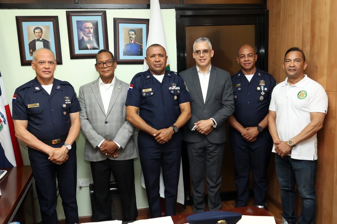 El Mayor General Ernesto  Rodriguez Garcia ,giró una visita de cortesía a la Reserva de la PN.