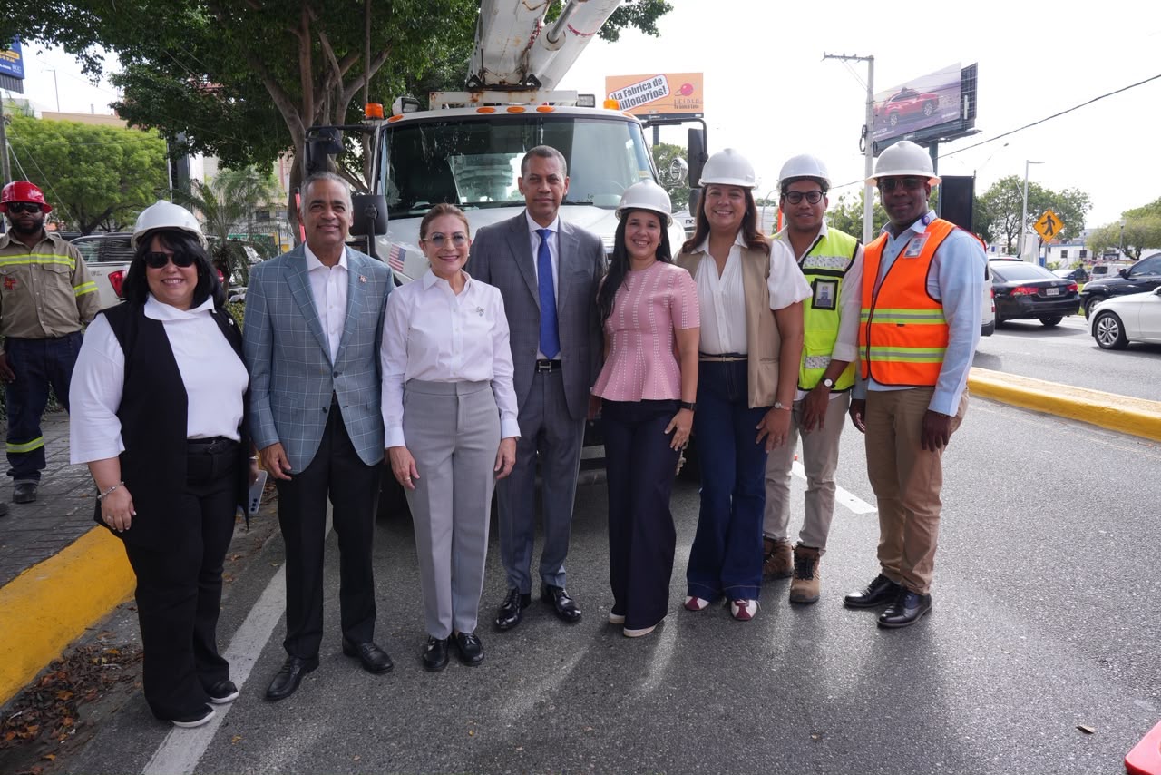 Indotel, Alcaldía del Distrito Nacional y sector eléctrico inician retiro de 300 kilómetros de cableado en desuso en la capital.