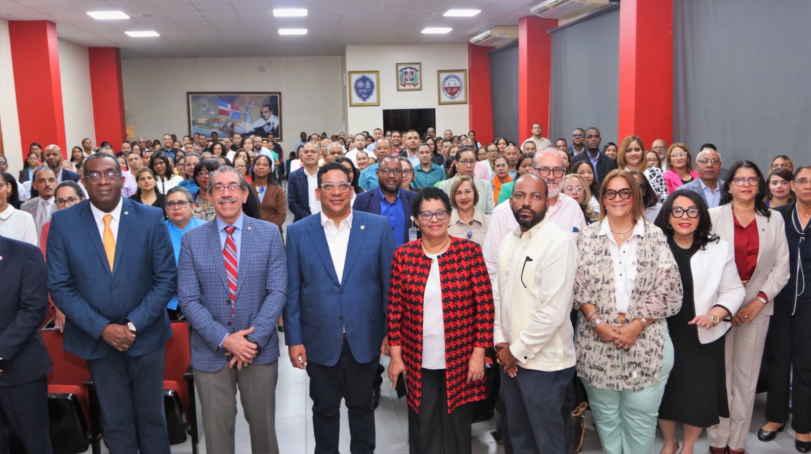 UASD fortalece la transparencia con taller sobre compras y contrataciones públicas impartido por Carlos Pimentel.