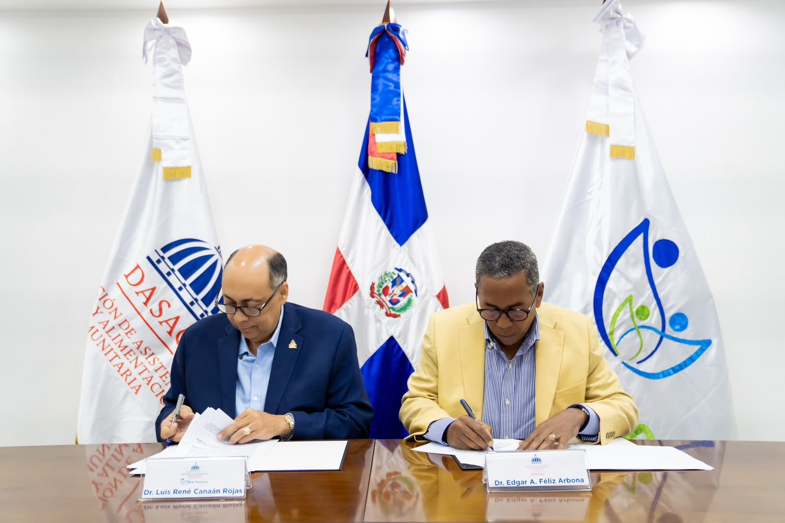 DASAC y ARS SEMMA firman acuerdo para ampliar atención integral y asistencia social al sector magisterial.