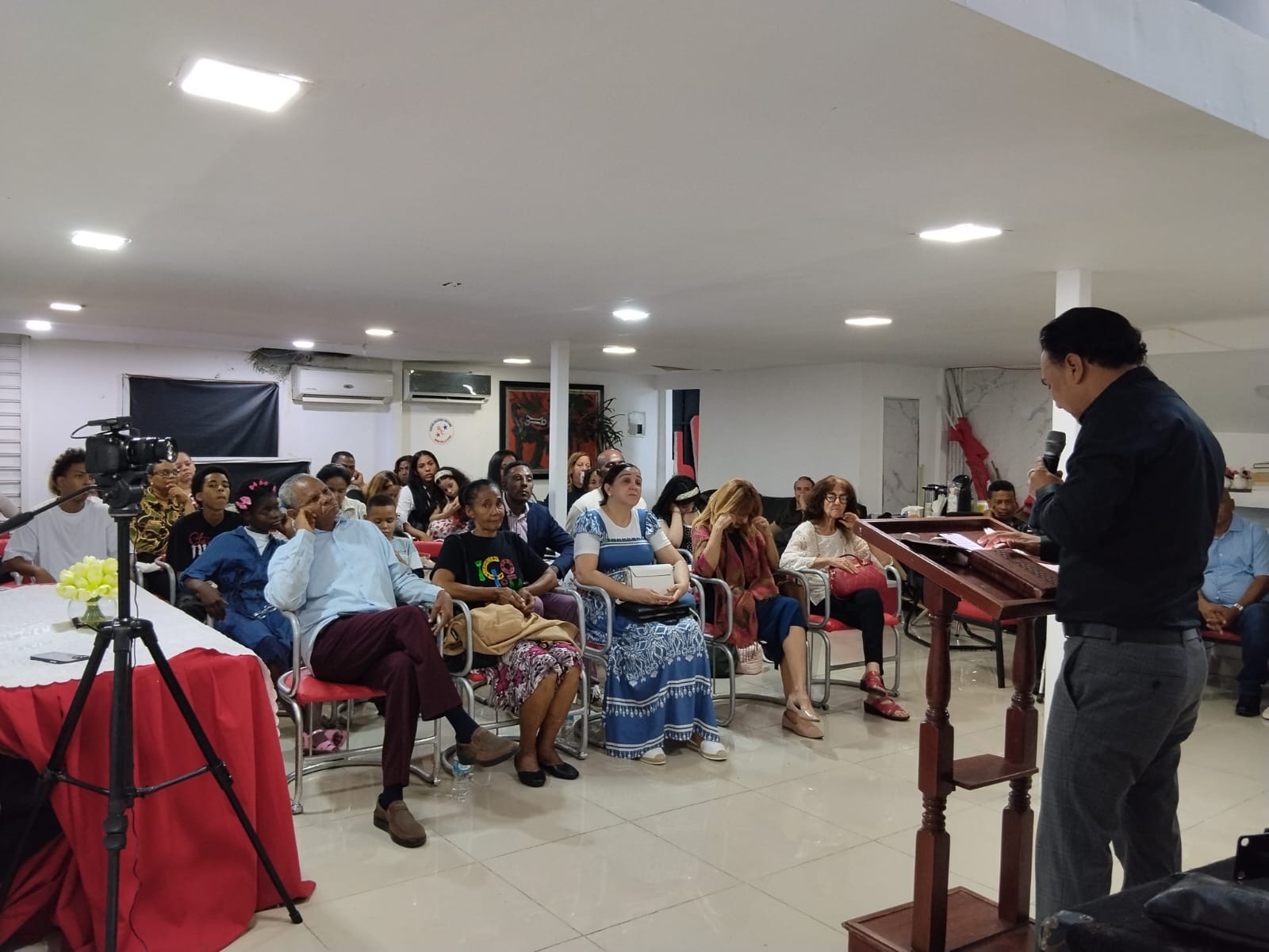 El ex bachatero Ángel Villalona (Andy Andy) llama a vivir en la misericordia divina durante un encuentro en el Ministerio KADOSH.