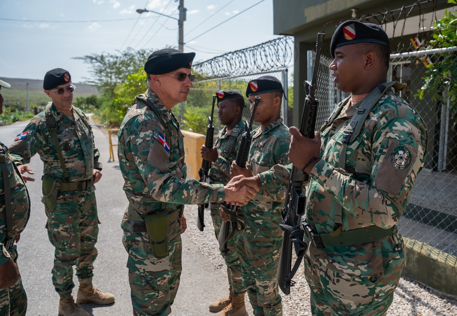 Comandante del Ejército supervisa unidades   entrega tres puestos fronterizos.