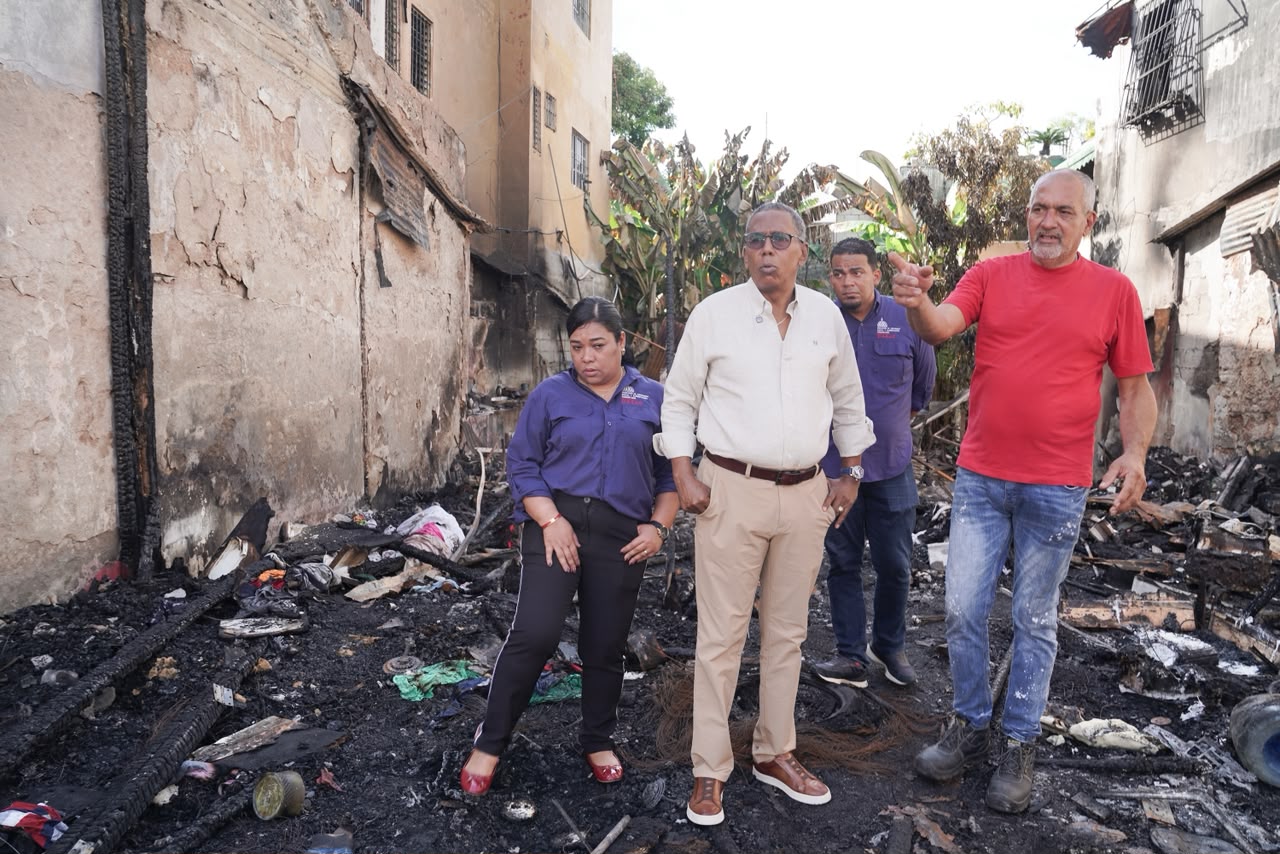 Gobierno acude en auxilio de familias afectadas por incendio en la zona Colonial a través de DASAC.