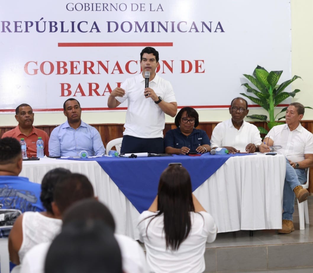 Wellington Arnaud socializa con comunitarios de Barahona acciones para eficientizar servicio de agua potable.