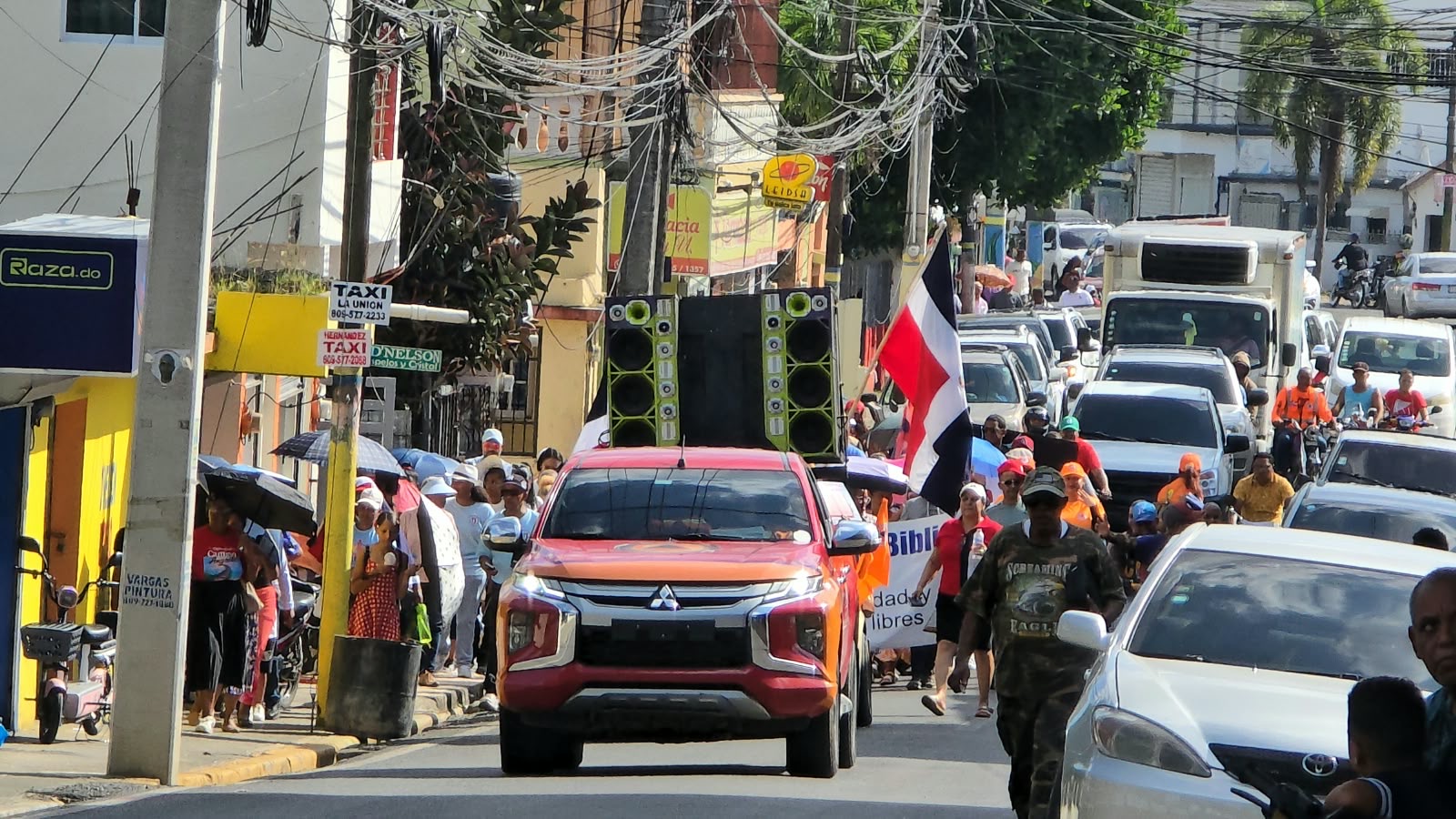 Cientos de evangélicos de Hermanas Mirabal marchan por las calles de Salcedo, por el Día de la Biblia.