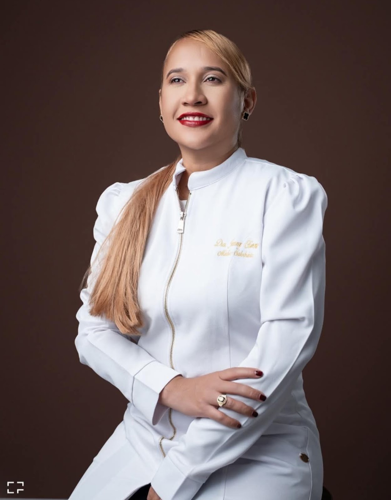 Jenny Olivero asume dirección del Hospital Jaime Mota, anuncia mejoras para transformar los servicios hospitalarios.