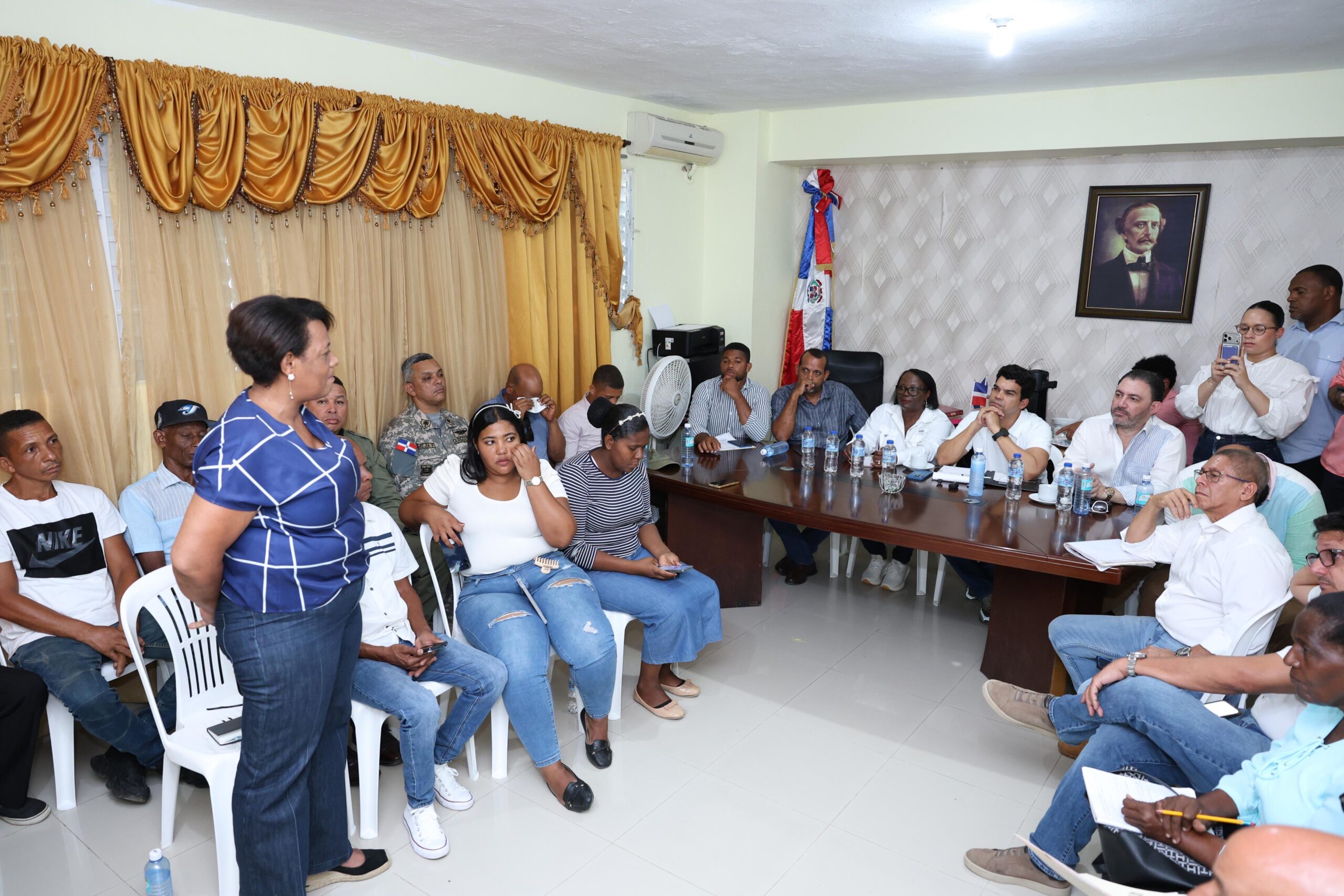 Wellington Arnaud socializa con comunitarios de Hato Damas, provincia San Cristóbal; acueducto avanza en un 90 por ciento.
