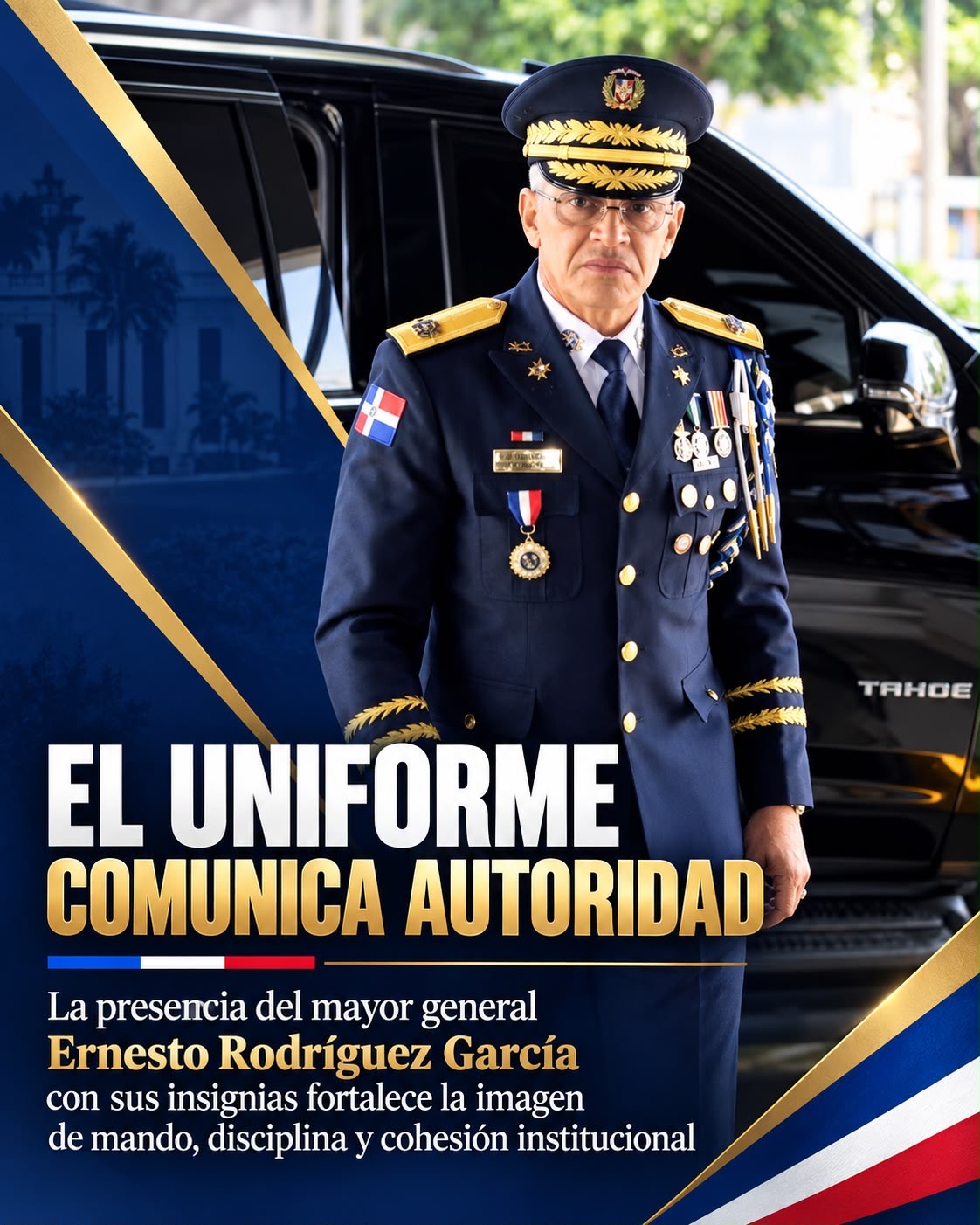 El uniforme del director de la Policía Nacional también comunica autoridad.