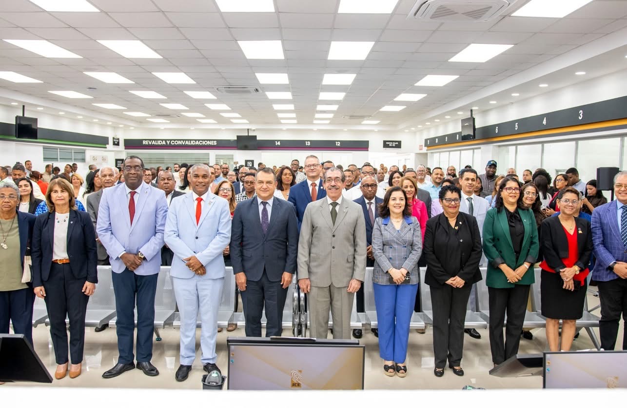 UASD abre moderno centro de la JCE para captura de datos y emisión inmediata de la nueva cédula.