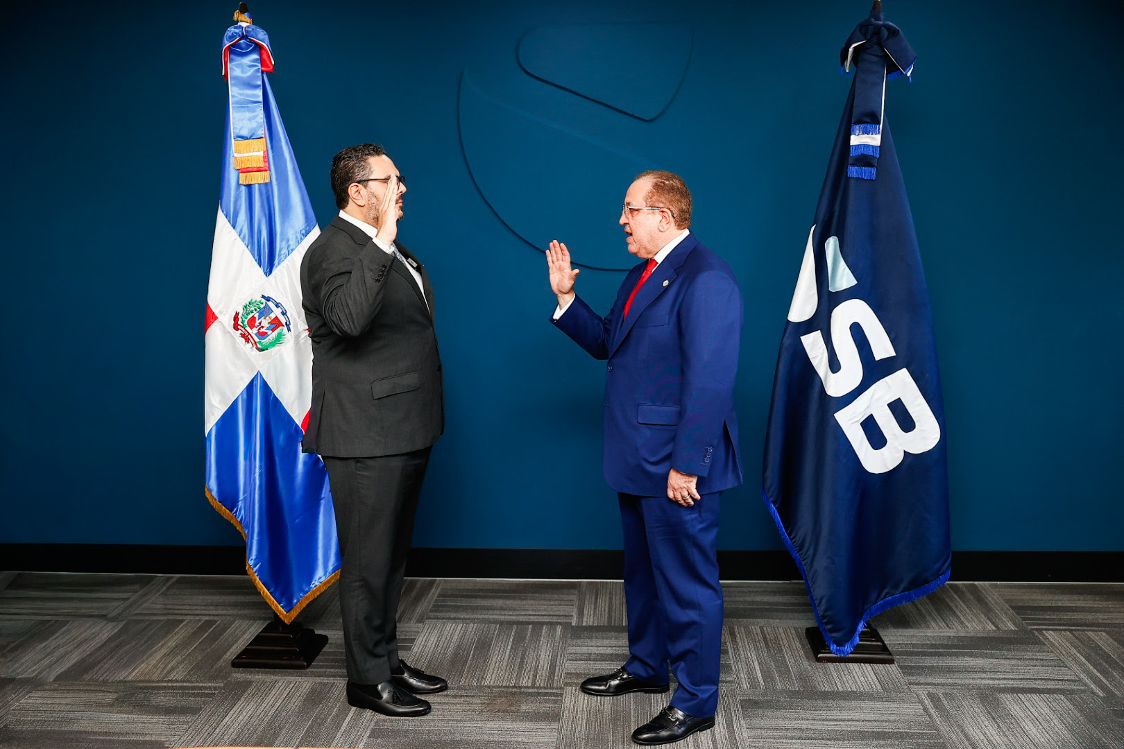 Ministro Magín Díaz  juramenta nuevo superintendente de Bancos.
