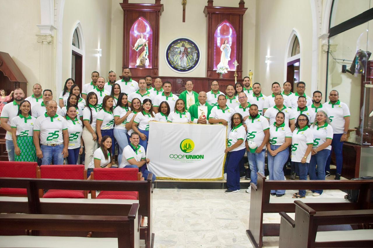 La foto muestra a los directivos y colaboradores de COOPUNION, luego de la misa por su 25 aniversario, en la Parquea San Juan Evangelista de Salcedo.