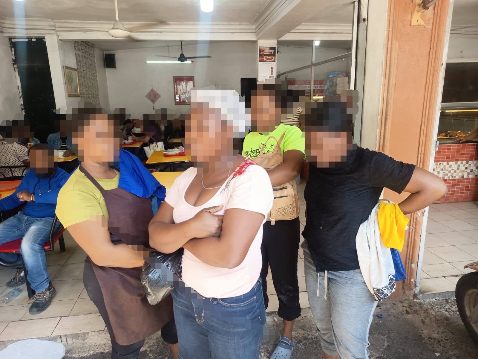 Migración interviene 12 «pica pollos» y comedores chinos en el Gran Santo Domingo.