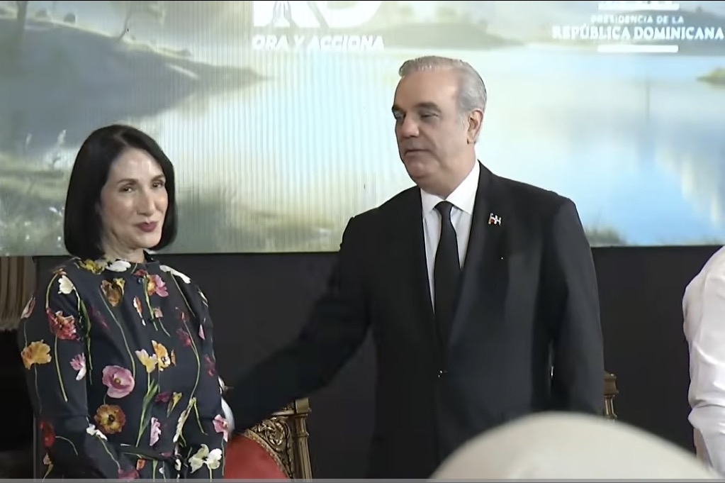 RD:¡Un Momento con Dios en los labios del poder!