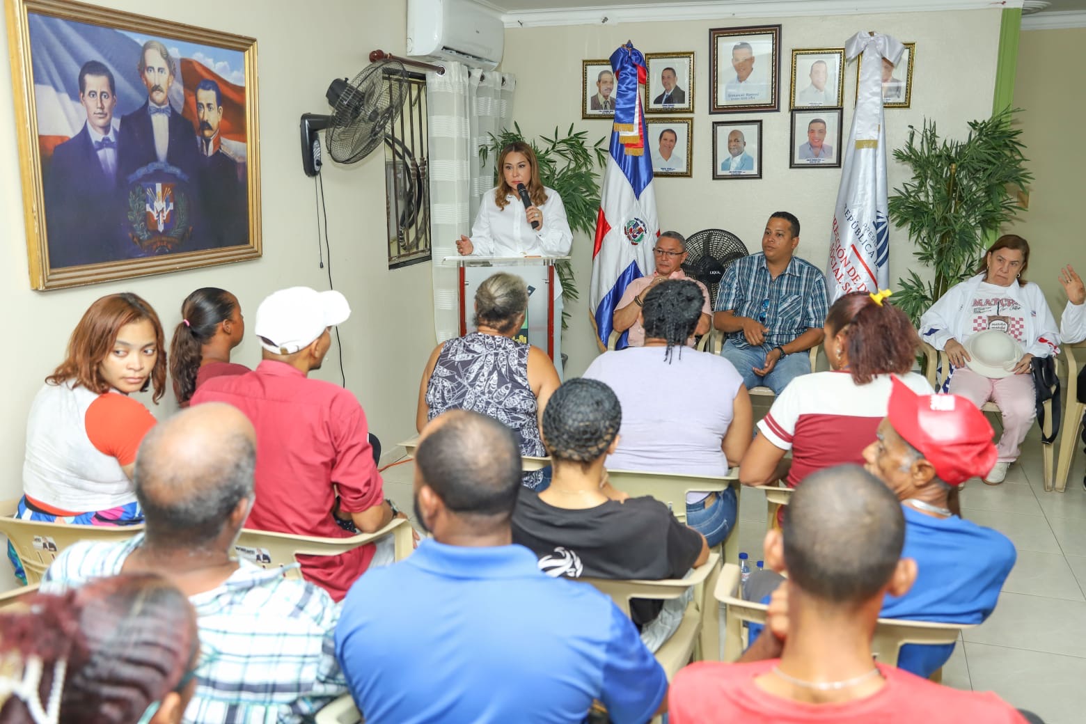 Supérate entrega Bono de Emergencia a familias afectadas por las lluvias en Rincón de La Vega.