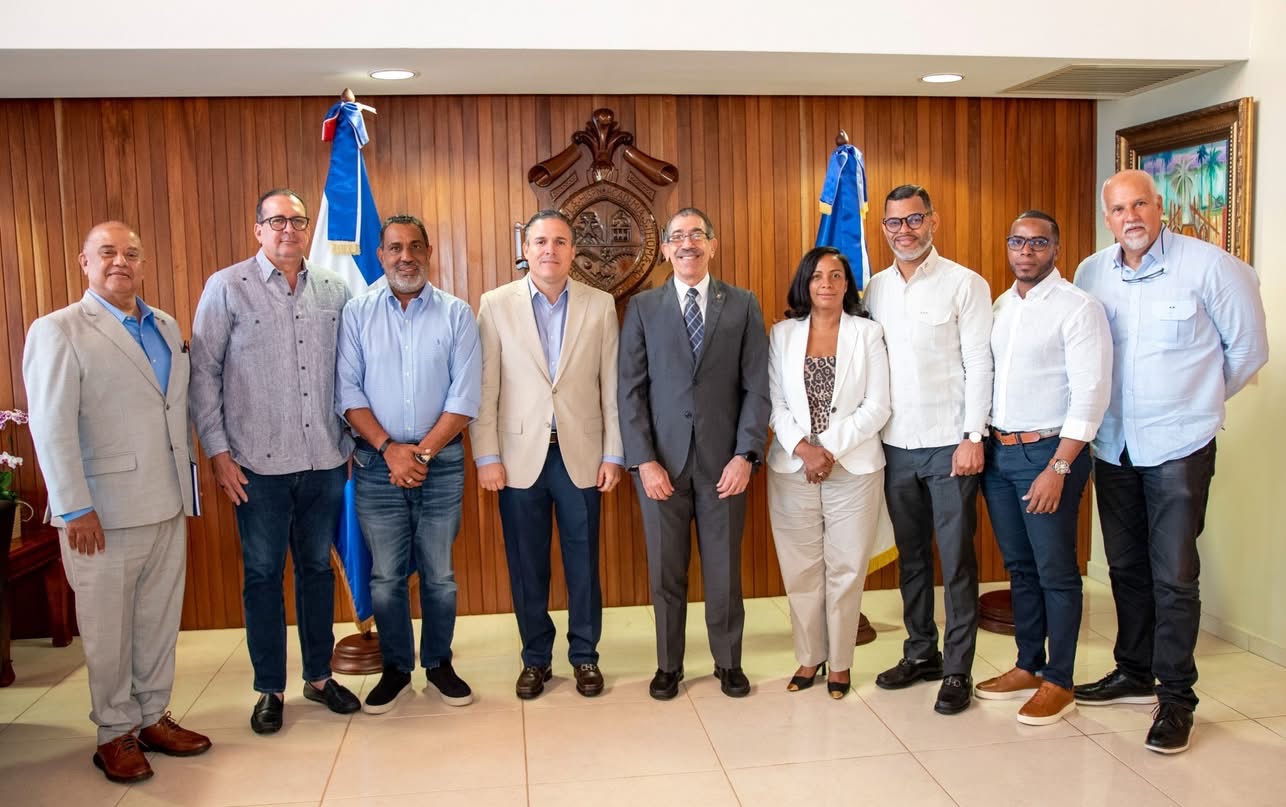 UASD y Mivhed avanzan en plan de viviendas para generar bienestar y movilidad social.