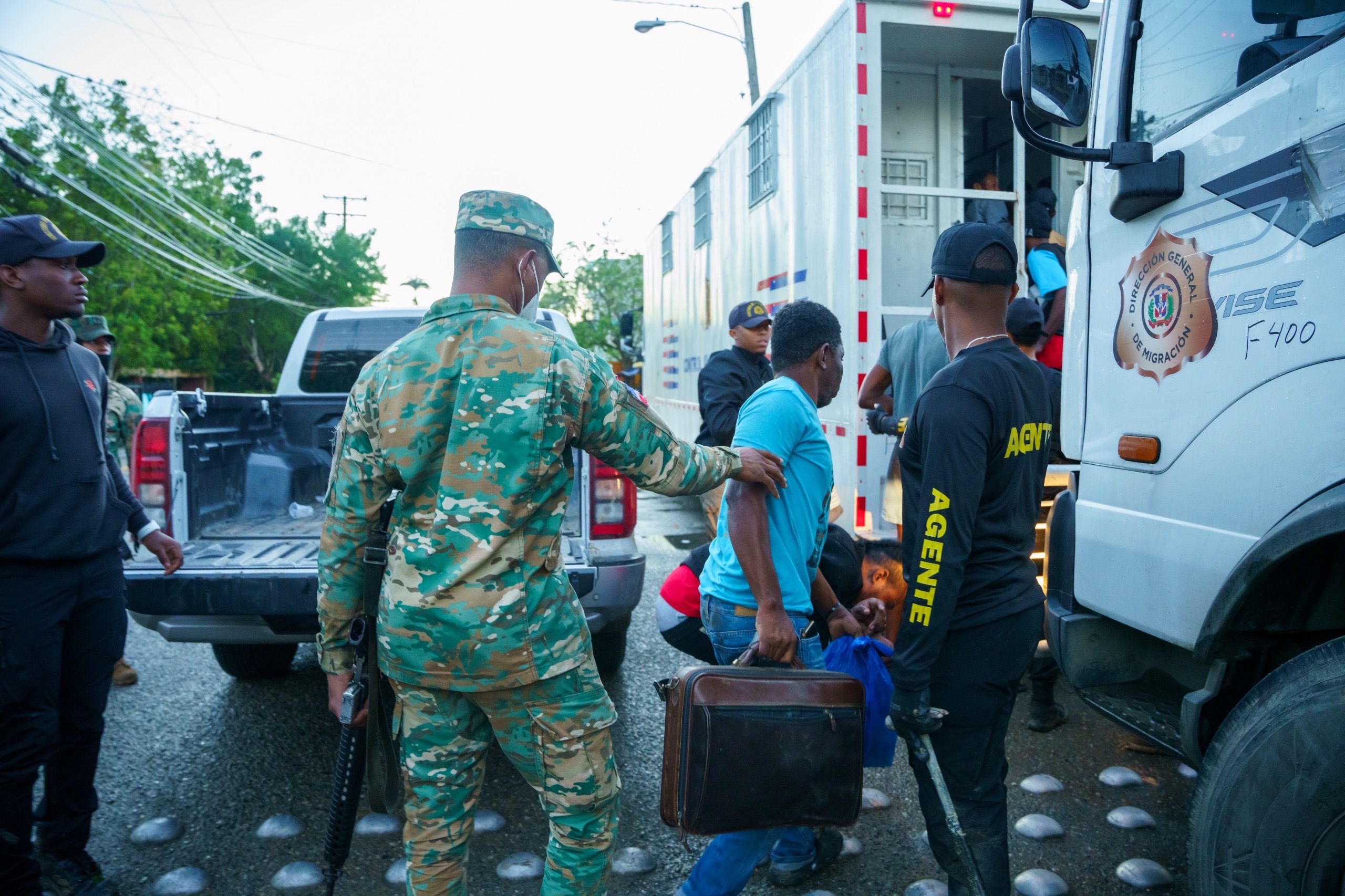 En Santiago, la Dirección General de Migración detuvo a 430 haitianos indocumentados.