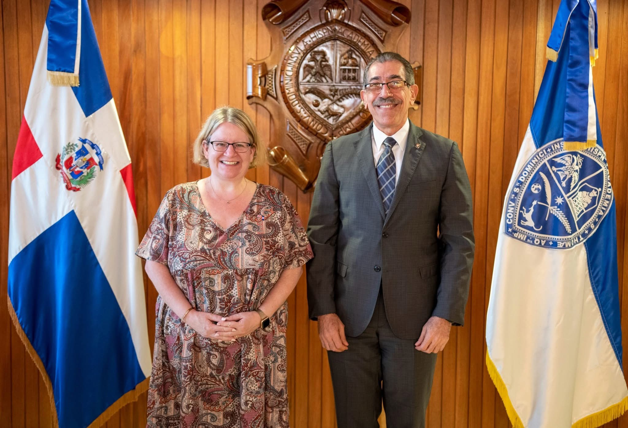 El Rector UASD recibe visita de cortesía de la embajadora del Reino Unido, Dra. Carol van der Walt  .