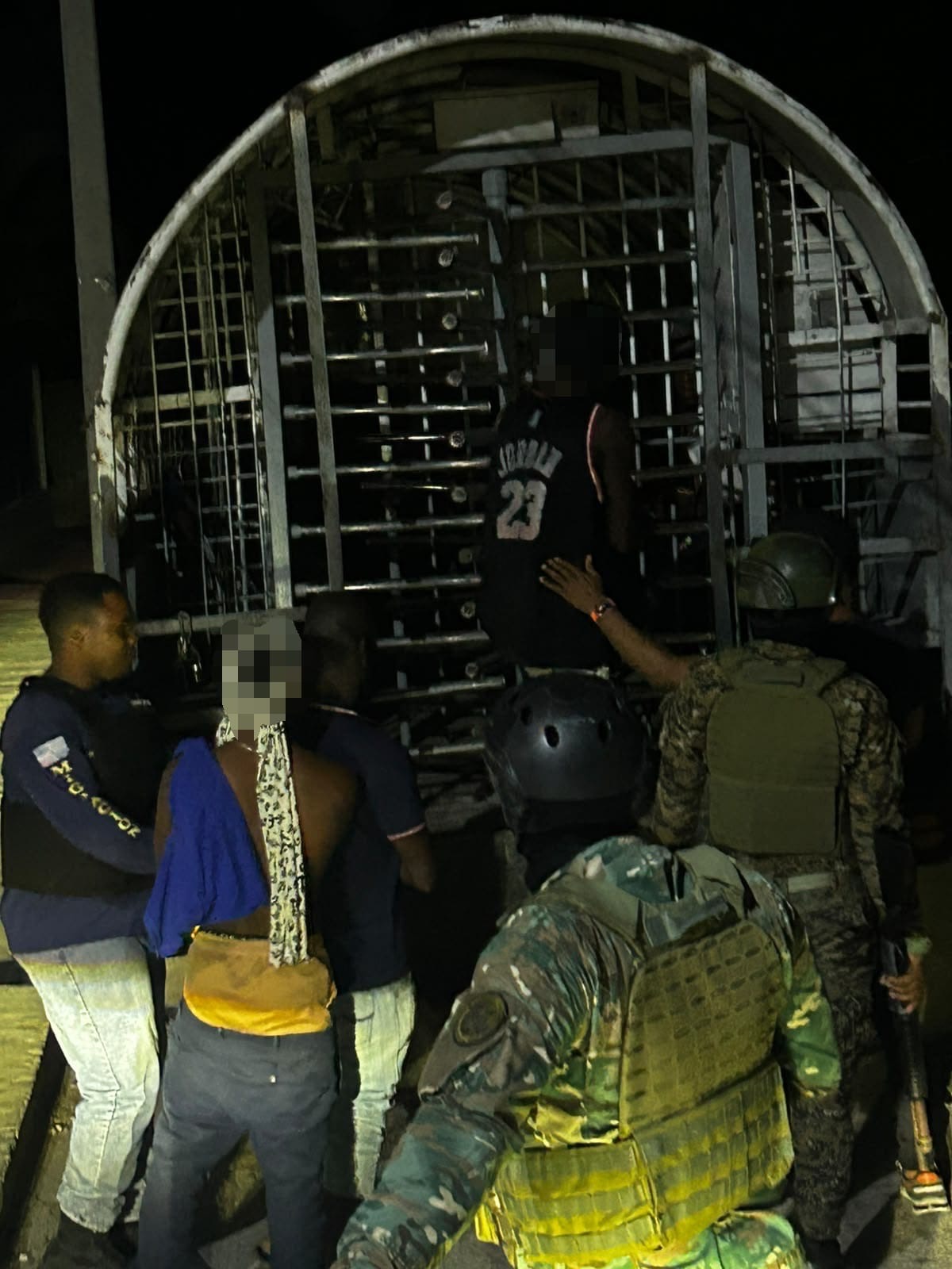 Migración reporta 1,518 extranjeros detenidos y 809 deportados durante jornada del jueves.