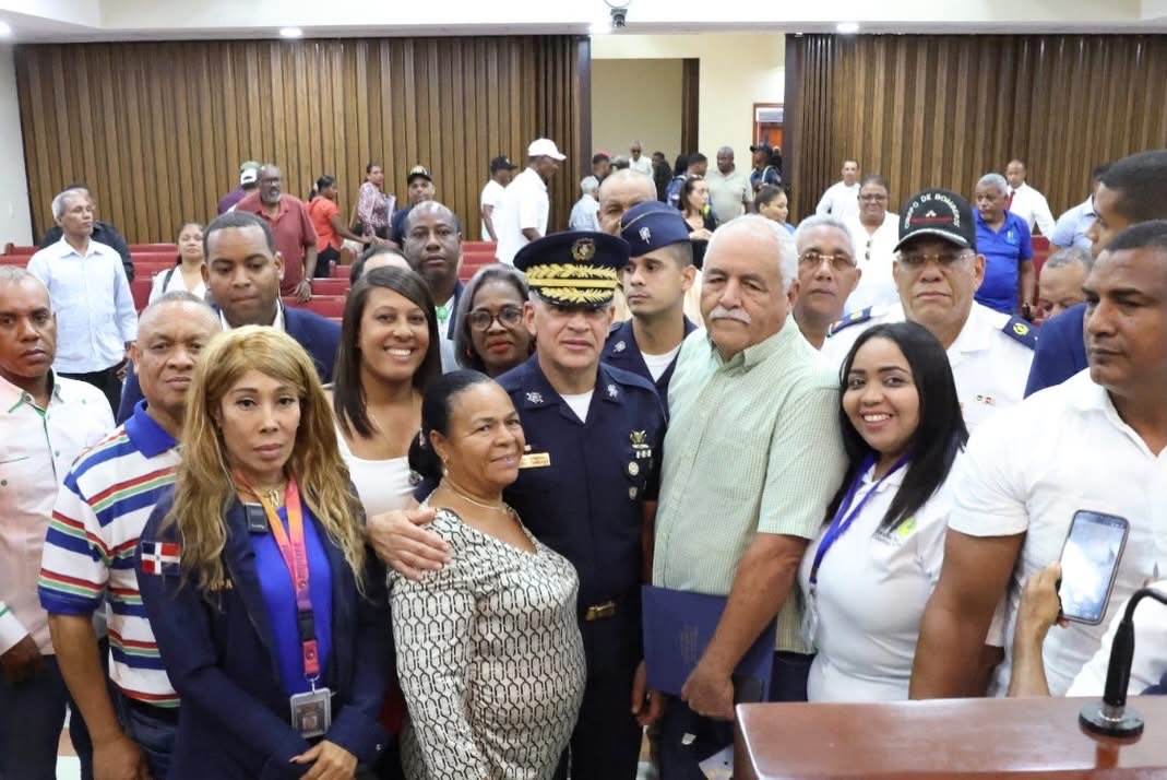 Director general de la Policía Nacional fortalece proximidad con líderes comunitarios de Los Alcarrizos.