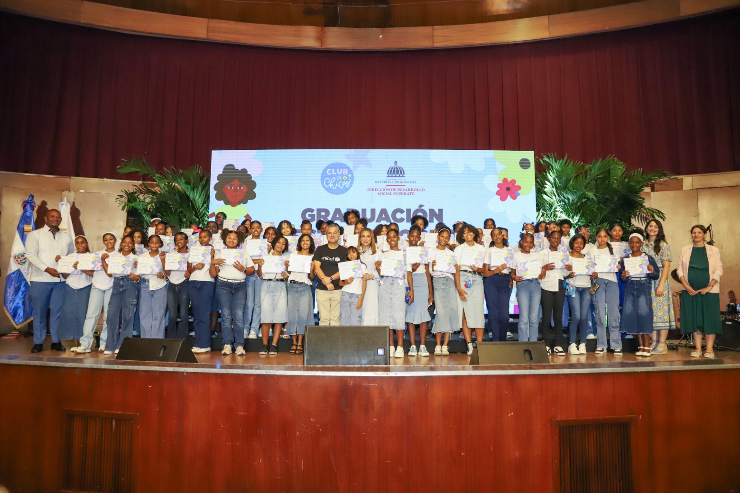 Más de 900 adolescentes de Santo Domingo y San Cristóbal se gradúan de los Clubes de Chicas de Supérate.