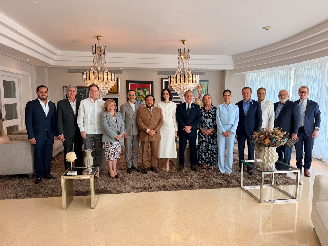 Vicepresidente de El Salvador comparte con destacados empresarios dominicanos durante visita a Santo Domingo.
