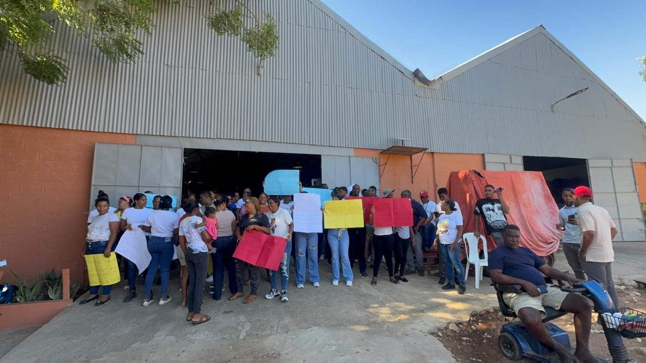 En Oviedo marchan en  protesta por cierre de empresa.