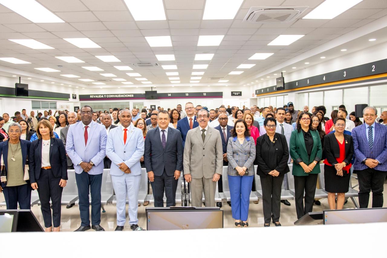 UASD y JCE unen tecnología y servicio público para entregar la nueva cédula de identidad  .