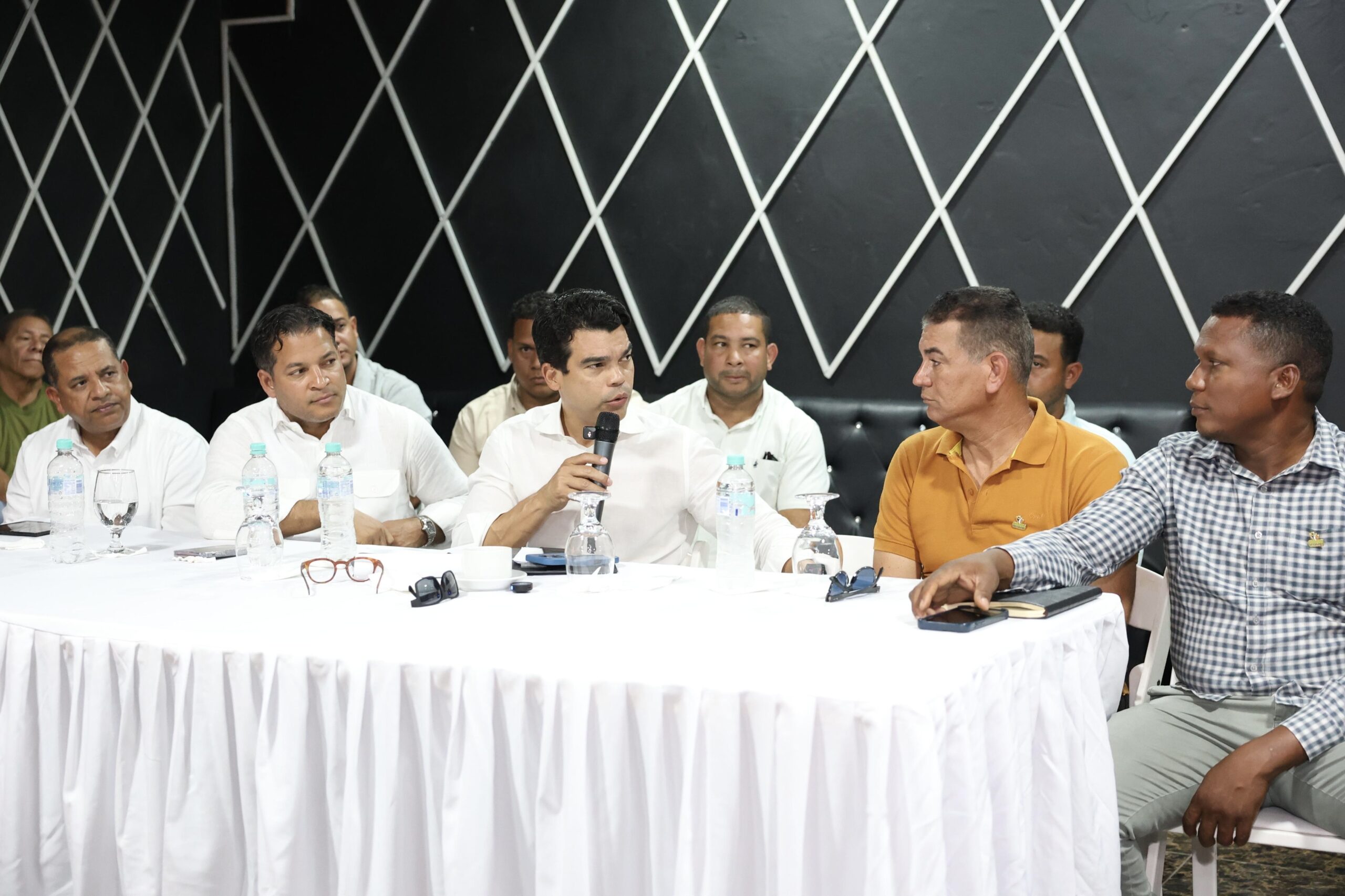 Wellington Arnaud socializa soluciones con comunitarios de Matanzas, provincia Peravia.