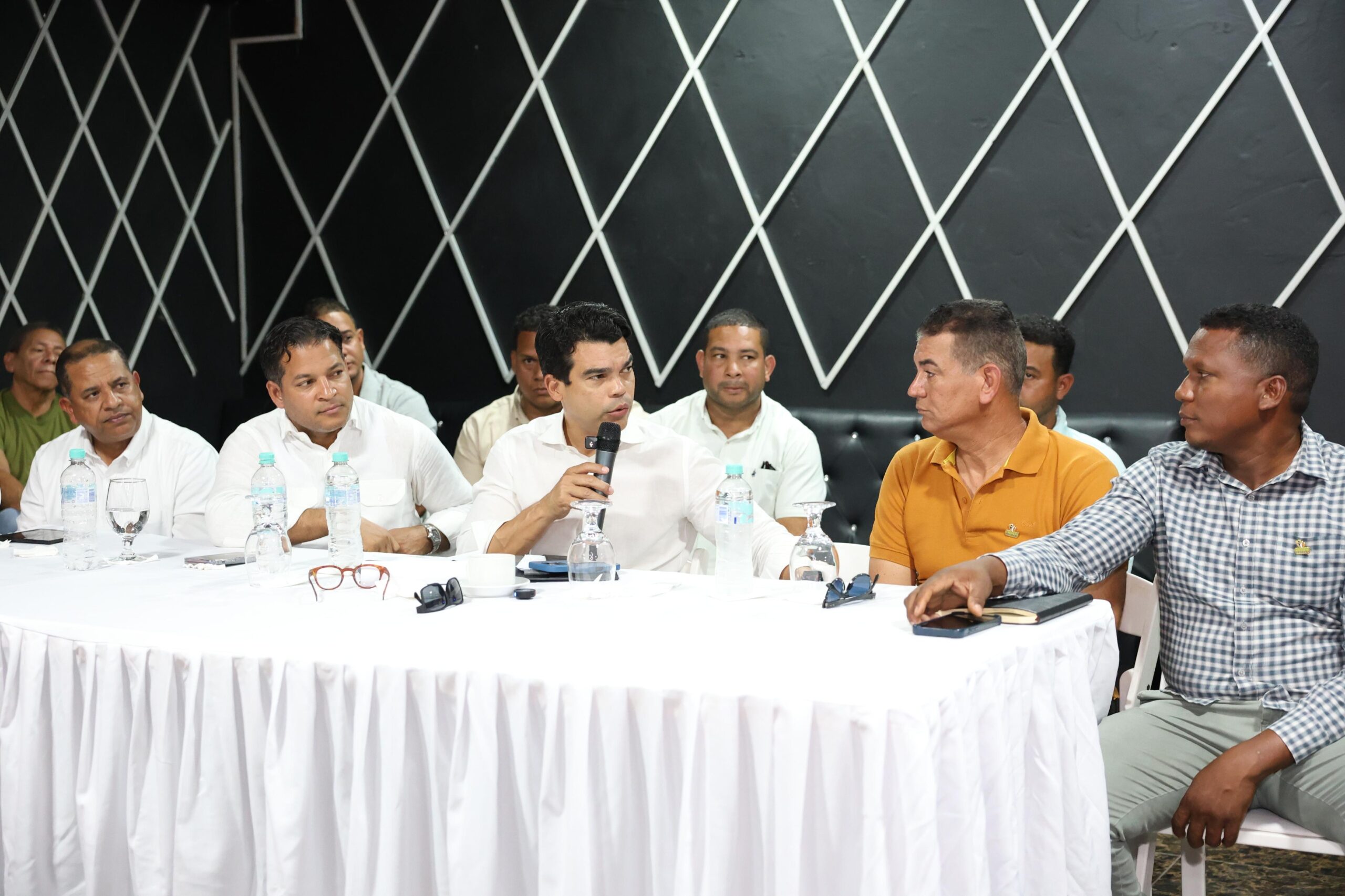Wellington Arnaud socializa soluciones con comunitarios de Matanzas, provincia Peravia.