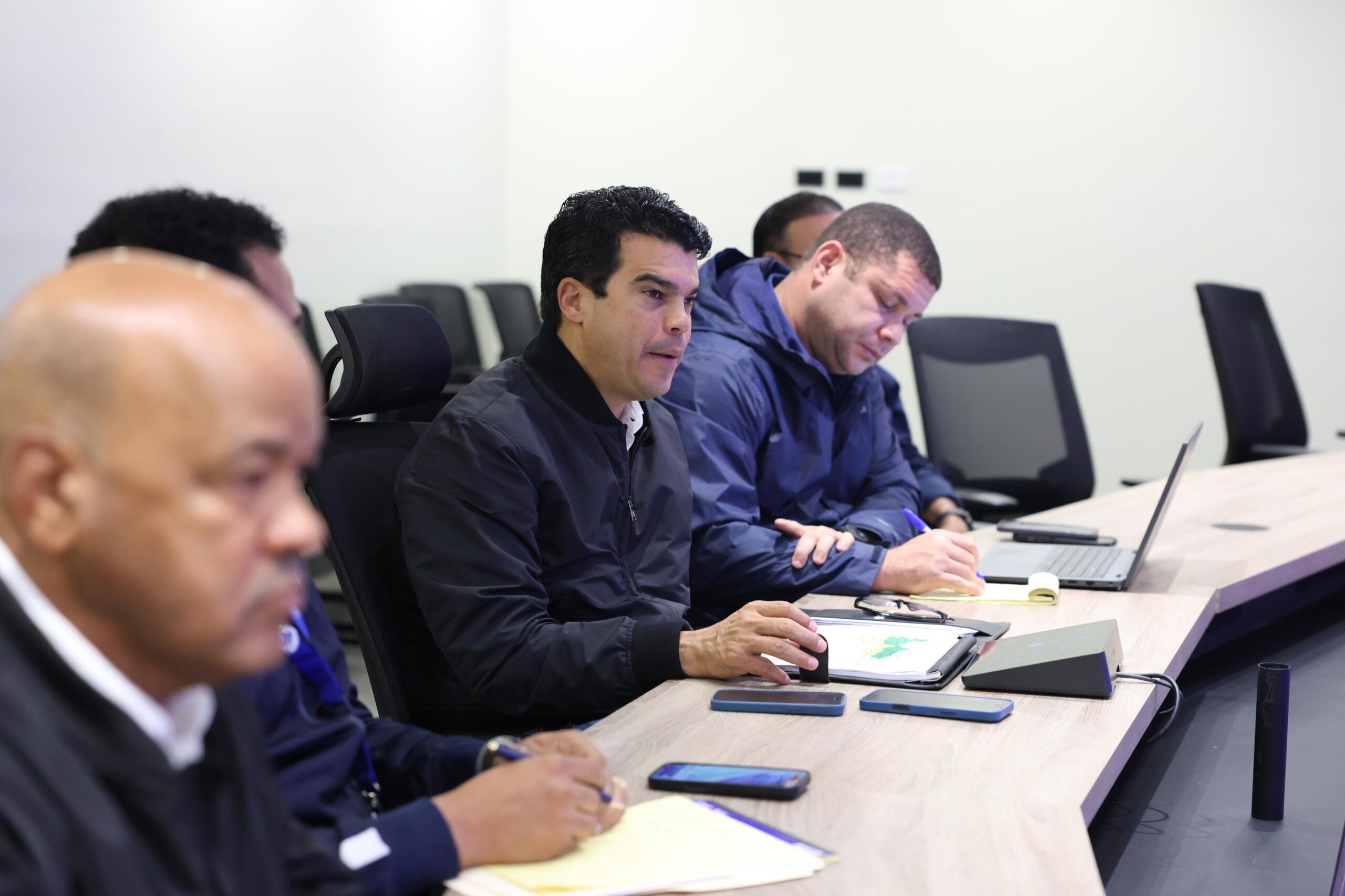 Wellington Arnaud encabeza reunión del Comité de Emergencias del INAPA.