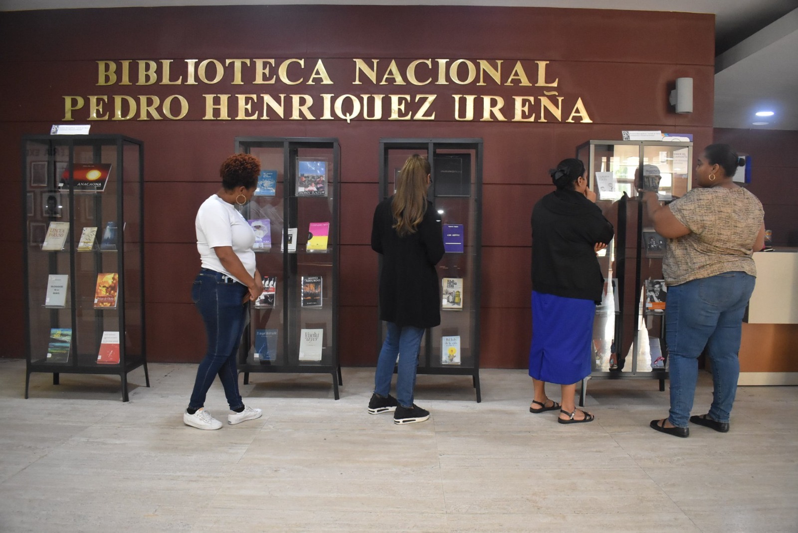 Biblioteca Nacional exhibe en vestíbulo obras de poetas dominicanos