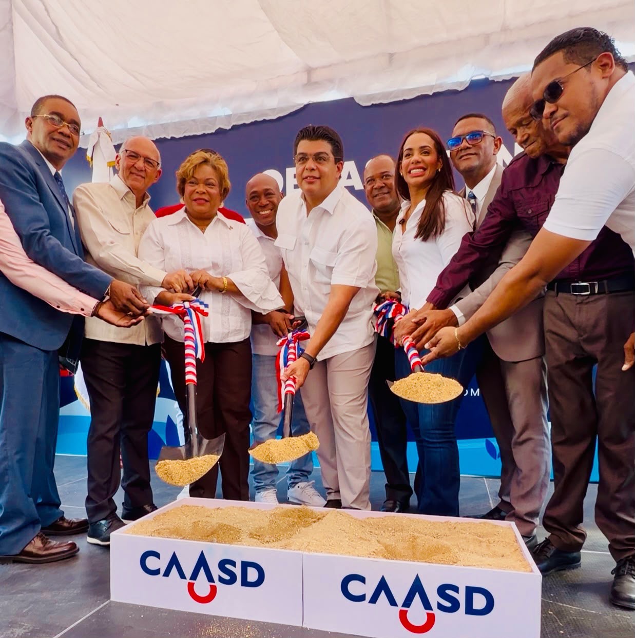 Fellito Suberví deja iniciados trabajos de saneamiento cañada Boronota, en SDN.