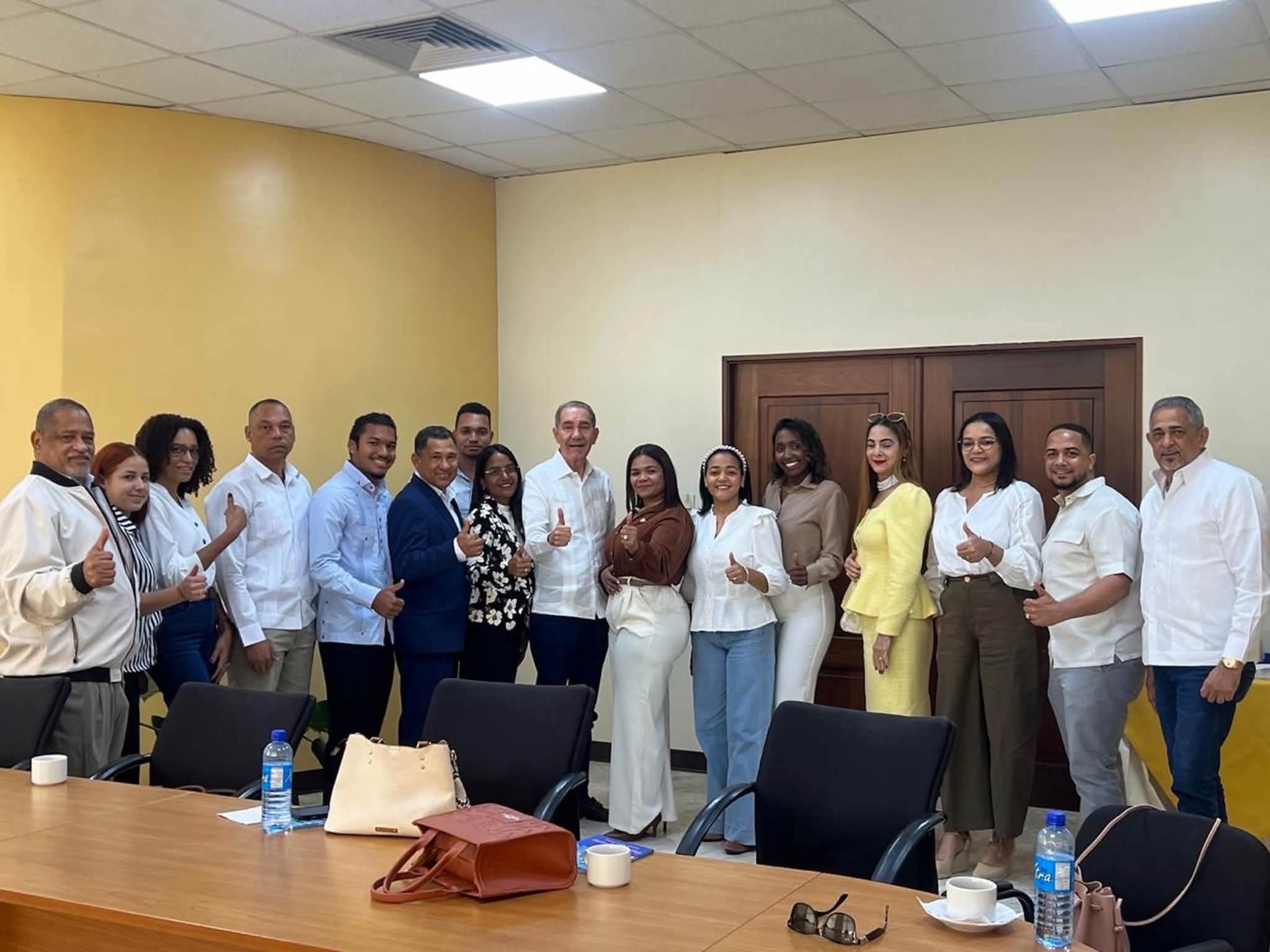 Franklin García Fermín encabeza jornada de organización del Equipo de Educación de David Collado en Valverde.