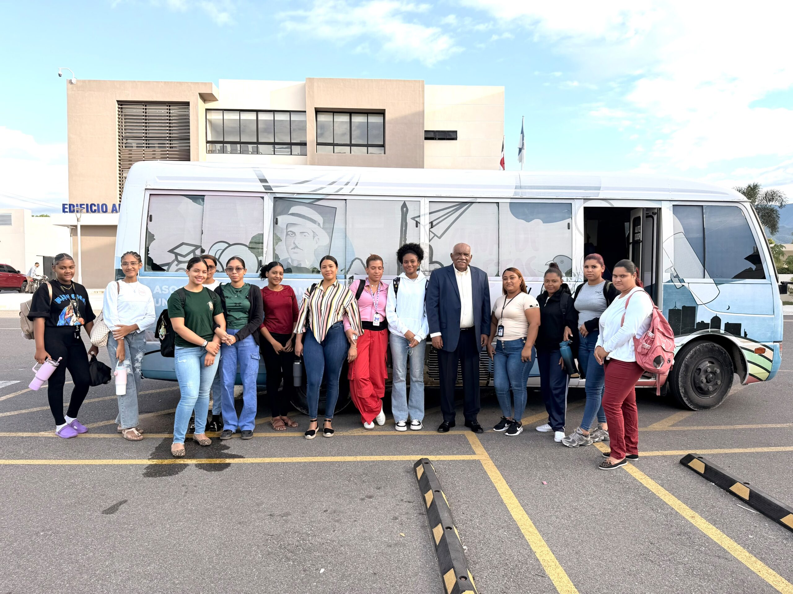 UASD Centro Azua inaugura ruta de transporte gratuito para acercar la universidad a las comunidades.