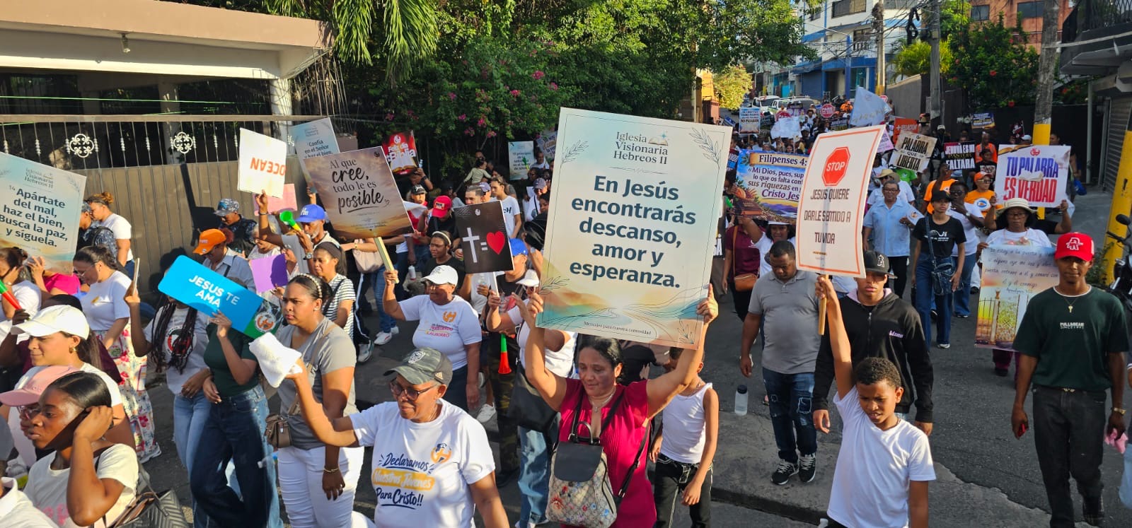 Evangélicos reúnen a familias de SDO en gran marcha para rescatar juventud de la delincuencia Santo Domingo, R.D.