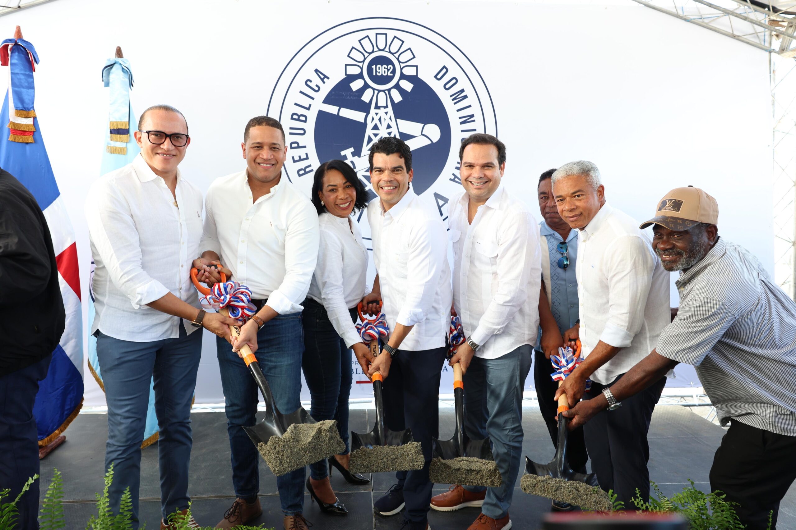 Wellington Arnaud inicia construcción del alcantarillado sanitario de El Córbano, provincia San Juan  .