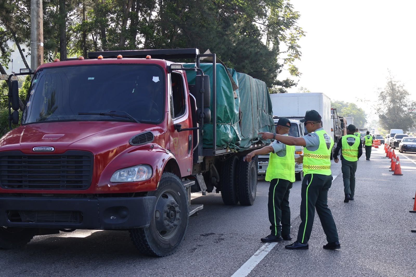 DIGESETT coloca cintas reflectivas a 100 vehículos pesados en La Cumbre para fortalecer la seguridad vial.