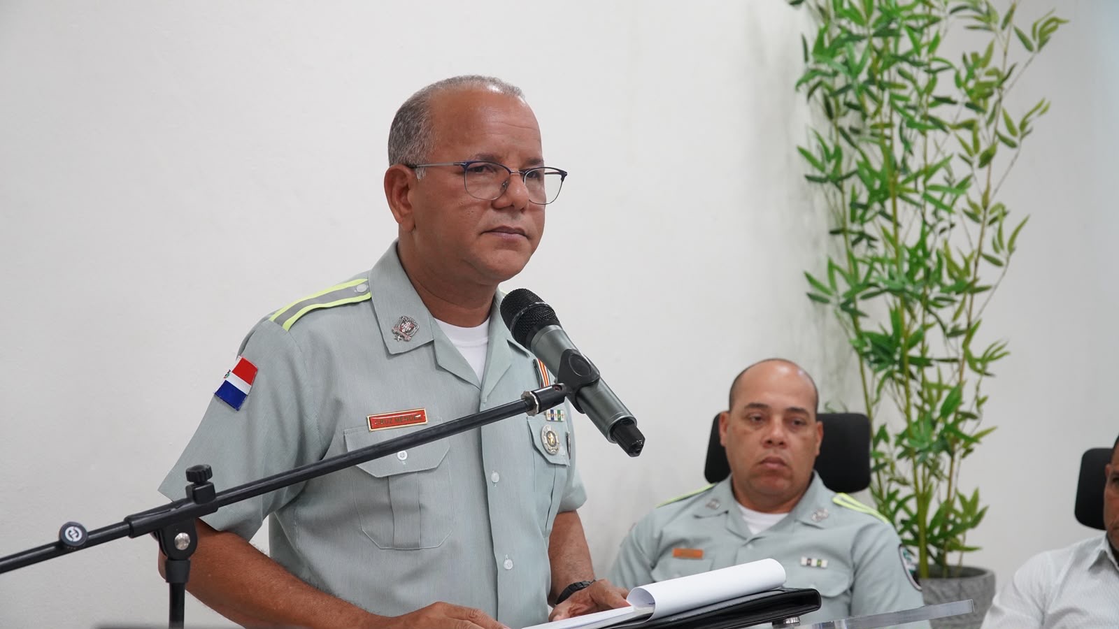 Director de la DIGESETT escucha inquietudes de la comunidad de Azua durante encuentro.