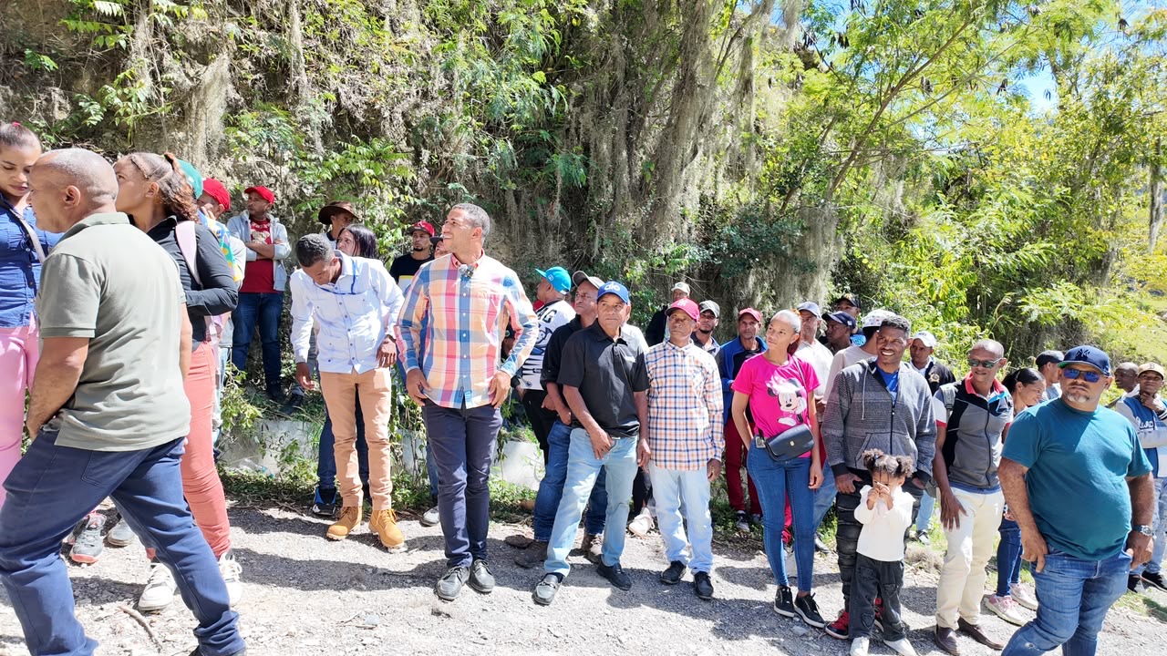 Comunitarios de La Higuera, Boca de los Arroyos, Hondo Valle, Los Gajitos y La Ciénaga reclaman arreglo de carretera.