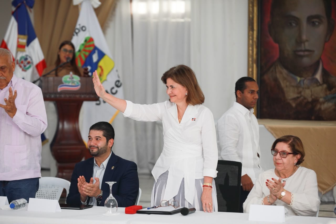 Raquel Peña escucha necesidades y propuestas de sectores sociales y  productivos de Hermanas Mirabal