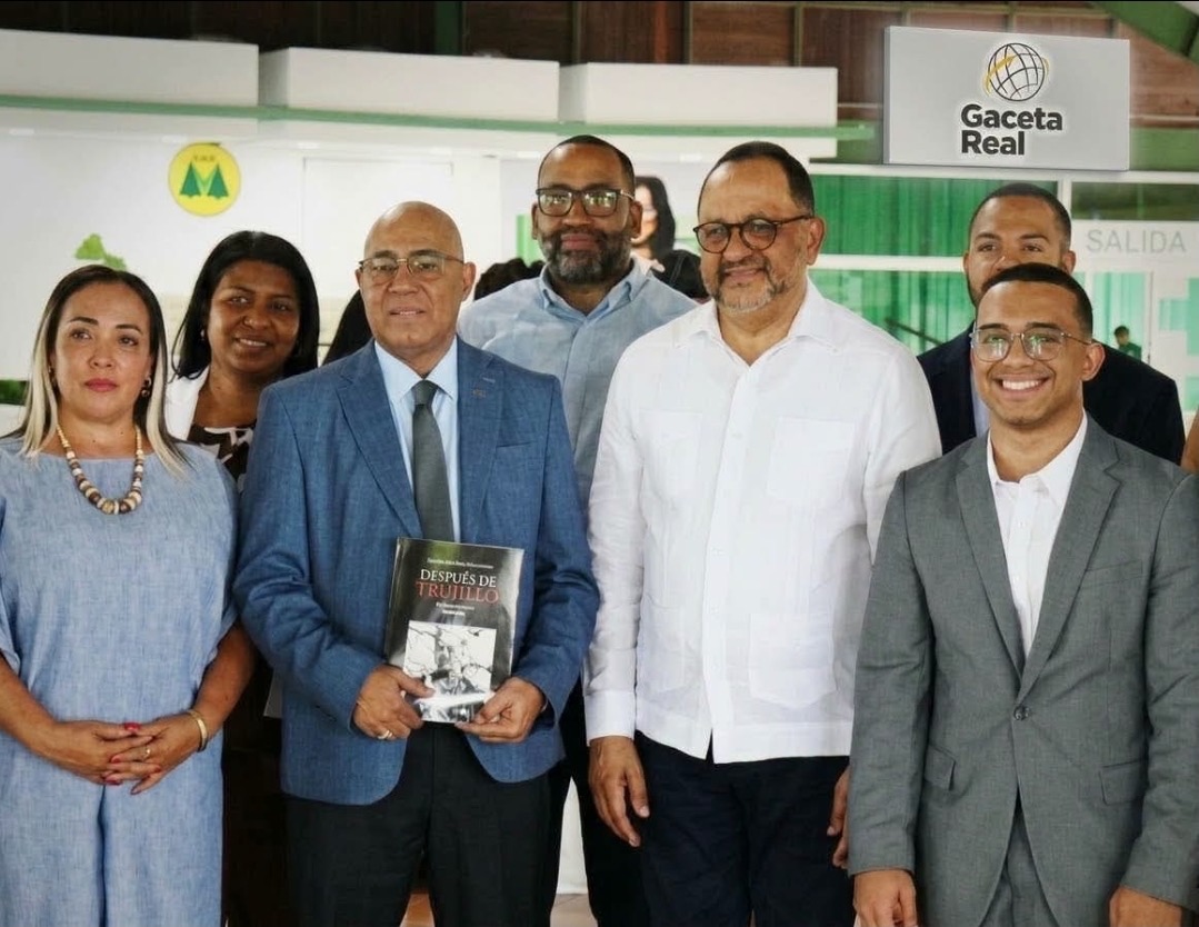 Antoliano Peralta presenta en La Vega su libro sobre la convulsa transición política dominicana de 1961 a 1966.