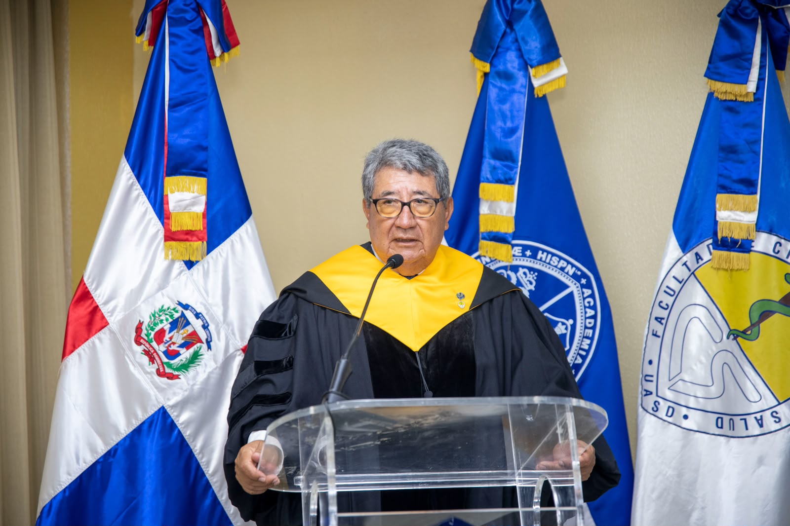 UASD exalta la excelencia científica al investir como Profesor Honorario al investigador ecuatoriano Patricio López Jaramillo.